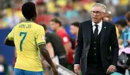Pelatih Timnas Brasil, Carlo Ancelotti, berbicara dengan Vinicius Junior, saat pertandingan Grup C Piala Dunia 2026 antara Brasil dan Maroko di New York/New Jersey Stadium, East Rutherford, pada 13 Juni 2026. (MAURO PIMENTEL / AFP)