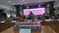 Pengembalian dugaan korupsi reses DPRD Pekanbaru ke Kejari setempat. (Liputan6.com/ M Syukur)