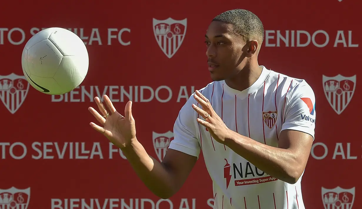 Anthony Martial. Striker Prancis berusia 26 tahun yang telah membela Manchester United selama 6,5 musim ini akhirnya dipinjamkan ke Sevilla pada 25 Januari 2022 hingga akhir musim. Tidak ada klausul pebelian di akhir masa peminjaman dan sang pemain masih ingin kembali ke MU. (AFP/Cristina Quicler)