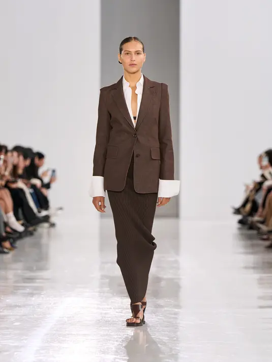 <p>Max Mara kembali menghelat sebuah fashion show untuk koleksi SS25 di Milan Fashion Week. Mengambil tema Science and Magic, koleksinya menampilkan deretan gaya corporate aesthetic yang clean dan chic. [Dok/MaxMara].</p>