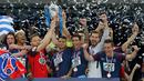 Pemain Paris Saint-Germain, Thiago Silva (tengah) memegang trofi seusai menjuarai Piala Prancis (Coupe de France) di Stade de France, Rabu (9/5). PSG menang 2-0 atas Tim divisi tiga, Les Herbiers pada final Piala Prancis. (AFP/FRANCK FIFE)