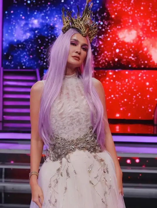 Tak ketinggalan, Luna Maya juga turut cosplay karakter Rafaela dalam game Mobile Legend.  Ia memilih sleeveless dress dan headpiece yang menyerupai Rafaela.  (Instagram/lunamaya).