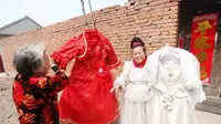 Meskipun ia menikah dengan mengenakan satu gaun, Xiang lalu menggandakan gaunnya hingga 3 buah --untuk setiap musim.