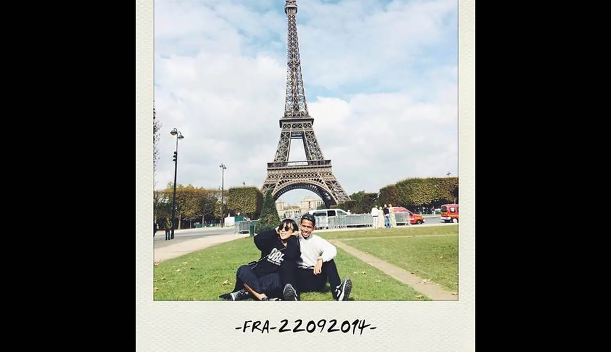 Fitri dan sang suaminya berpose duduk dengan berlatar belakang Menara Eiffel, (13/10/14). (instagram.com/fitrop) 