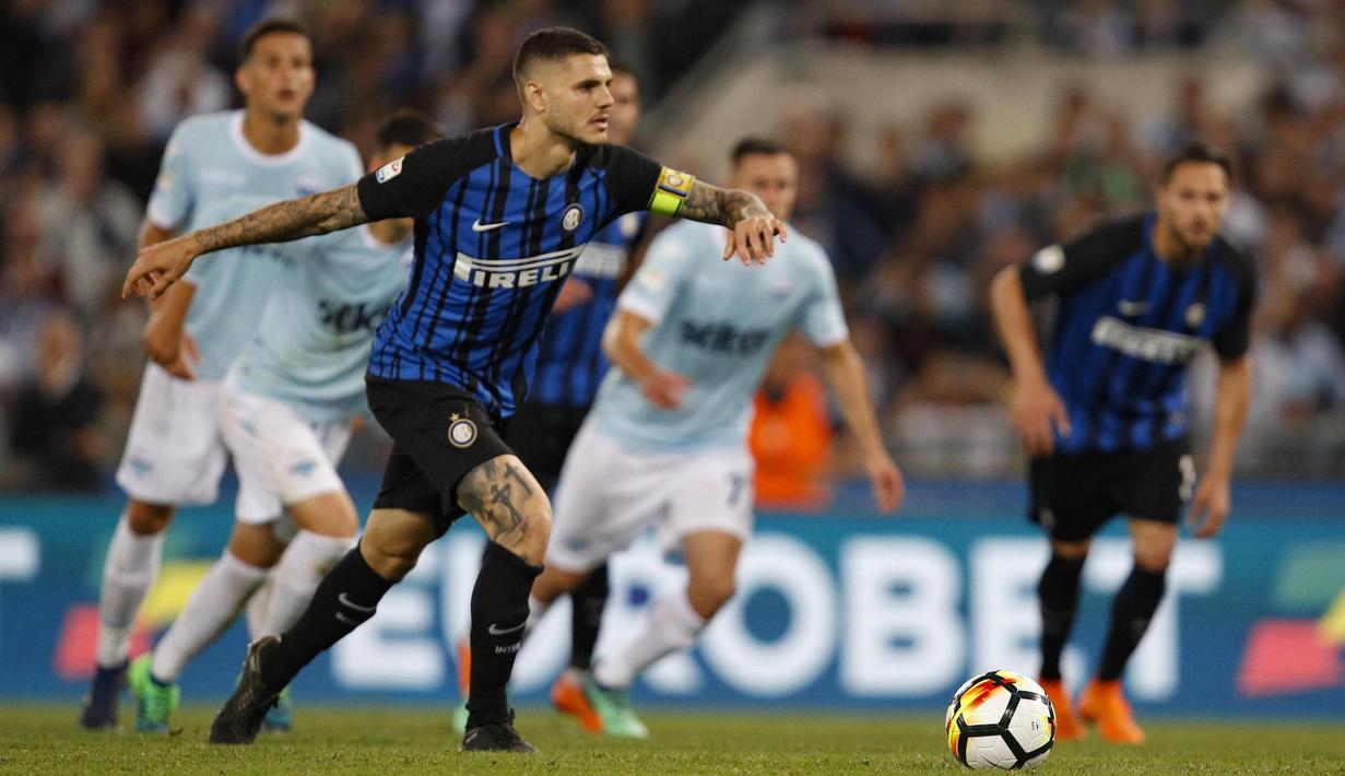Striker Inter Milan, Mauro Icardi, berusaha melakukan tendangan penalti saat melawan Lazio pada laga Serie A Italia di Stadion Olimpico, Roma, Minggu (20/5/2018). Lazio kalah 2-3 dari Inter. (AP/Giuseppe Lami)