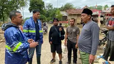 Direktur Kepatuhan dan SDM PT Askrindo (Persero), Firman Berahima dan Direktur Keuangan Askrindo Syariah, Subagio Istiarno berbincang dengan warga korban banjir dan tanah longsor saat memberi bantuan melalui Posko BUMN Peduli di Lebak, Banten Senin (6/1/2020). (Liputan6.com/Pool/Askrindo)