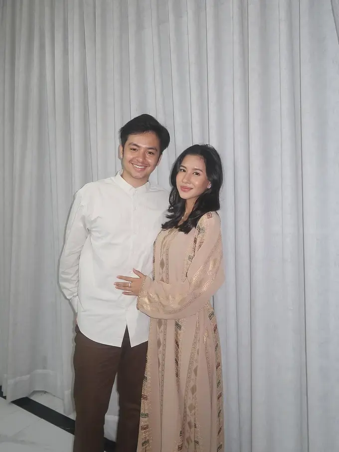 Gaya Angga Yunanda dan Shenina Cinnamon di Lebaran Perdana sebagai Pasutri, Simpel tapi Elegan