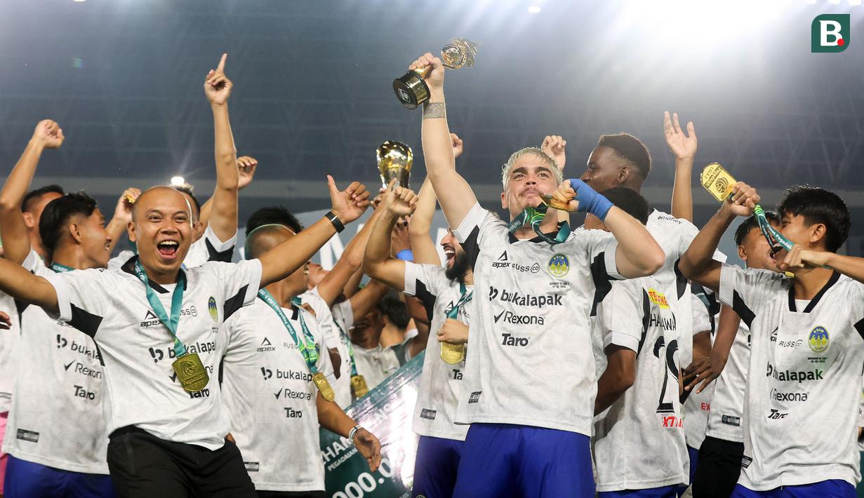 Para pemain PSIM Yogyakarta merayakan juara Pegadaian Liga 2 2024/2025 setelah mengalahkan Bhayangkara FC dalam laga final yang berlangsung di Stadion Manahan, Solo, Jawa Tengah, Rabu (26/02/2025). (Bola.com/Abdul Aziz)