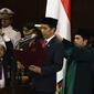 Presiden Terpilih Joko Widodo mengucapkan sumpah jabatan saat pelantikannya di Senayan, Jakarta, Senin (20/10/2014) (Liputan6.com/Andrian M Tunay)