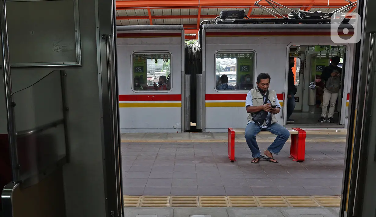 Penumpang menunggu Kereta Commuterline di Stasiun Bekasi, Kota Bekasi, Jawa Barat, Selasa (23/11/2021). Dirjen Perkeretaapian Kementerian Perhubungan mulai mengaktifkan bangunan baru Stasiun Bekasi dan menonaktifkan jalur 1, 2, dan 3 di area bangunan lama stasiun itu. (Liputan6.com/Herman Zakharia)