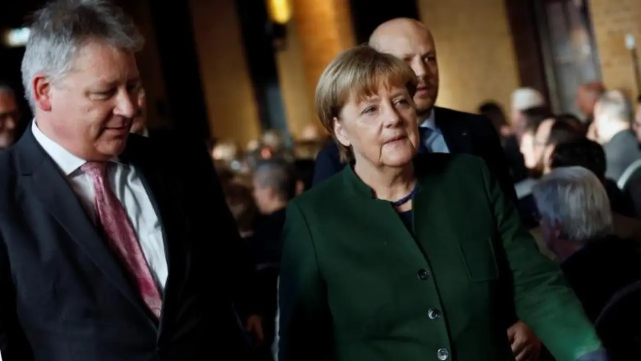 Kepala badan intelijen luar negeri Jerman (BND), Bruno Kahl bersama dengan Kanselir Jerman, Angela Merkel