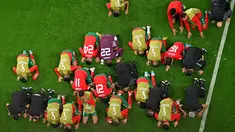 Para pemain Maroko melakukan selebrasi pada akhir pertandingan babak 16 besar Piala Dunia 2022 menghadapi Spanyol di Education City Stadium, Al Rayyan, Rabu (6/12/2022) dini hari WIB. Aksi sujud syukur telah menjadi kebiasaan bagi para pemain Maroko di Piala Dunia 2022. (MANAN VATSYAYANA / AFP)