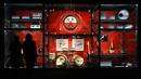 Sejumlah alat musik dipajang untuk pameran Pink Floyd di Roma, Italia (16/1). Sebanyak 350 obyek dan artefak akan ditampilkan, termasuk peralatan musik dan karya-karya seni untuk album maupun pentasnya. (AP Photo / Gregorio Borgia)