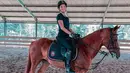 <p>Kirana Larasati membagikan momennya sedang berkuda. Selain yang berhubungan dengan air, Kirana Larasati juga ternyata senang berkuda. Di foto ini, ia mengenakan outfit serba hitam, lengkap dengan topi dan sepatu khusus berkuda, menunggangi seekor kuda. Foto: Instagram.</p>