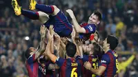 Pemain Barcelona merayakan rekor yang dicetak Lionel Messi (REUTERS/Gustau Nacarino)