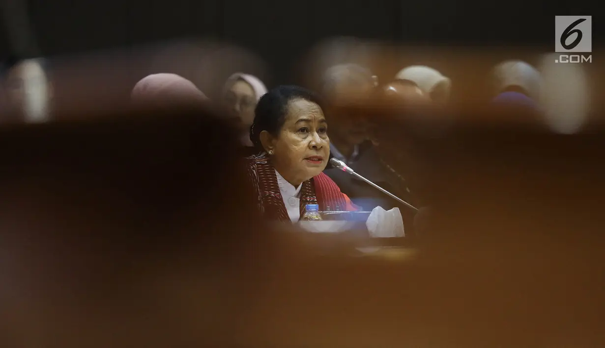 Menteri PPPA Yohana Yambise memberi penjelasan kepada Komisi VIII DPR dalam rapat kerja di Kompleks Parlemen, Senayan, Jakarta, Rabu (4/9/2019). Pagu anggaran yang diajukan Yohana mengalami penurunan dari anggaran tahun 2019 sebesar Rp 493,6 miliar. (Liputan6.com/JohanTallo)