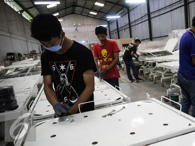 Pekerja sedang menyelesaikan proses pembuatan alat kesehatan di UKM Nuri Teknik, Cianjur, Jawa Barat, Rabu (30/11). UKM ini memfokuskan usahanya dalam pembuatan alat-alat kedokteran dan rumah sakit serta manufaktur umum. (Liputan6.com/Faizal Fanani)