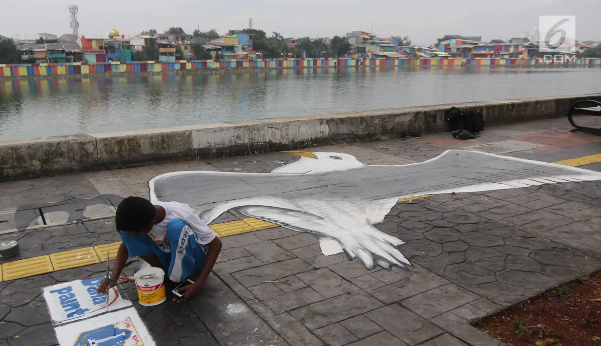 Seorang siswa membuat lukisan mural tiga dimensi berbentuk burung di trotoar jalan di kawasan Danau Sunter, Jakarta, Senin (26/3). Selain itu mural tersebut dibuat untuk dijadikan sebagai objek wisata. (Liputan6/Arya Manggala)