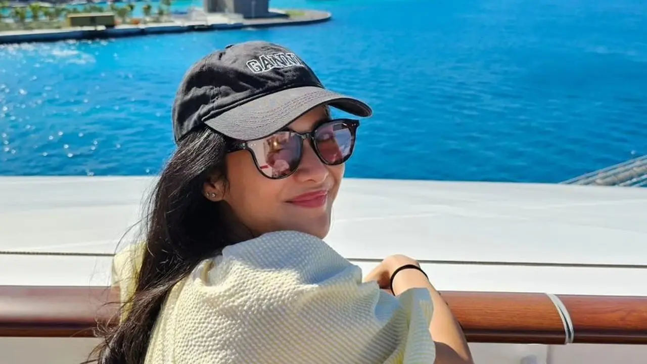 Dian Sastrowardoyo padukan gaya busana dengan topi (Instagram/therealdisastr)