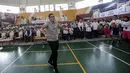 Gaya Wakil Gubernur DKI Jakarta Sandiaga Salahudin Uno usai menembakan bola ke dalam ring dalam pembukaan pelatihan pendidikan Basket di Gor Ciracas, Jakarta, Rabu (24/1). (Liputan6.com/Faizal Fanani)