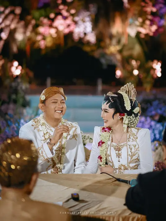 Dari foto-foto yang beredar di media sosial, Denny dan Bella mengusung dua look berbeda.