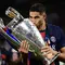 Achraf Hakimi mencium trofi Liga Champions usai membawa PSG mengalahkan Inter Milan. (Marco BERTORELLO / AFP)