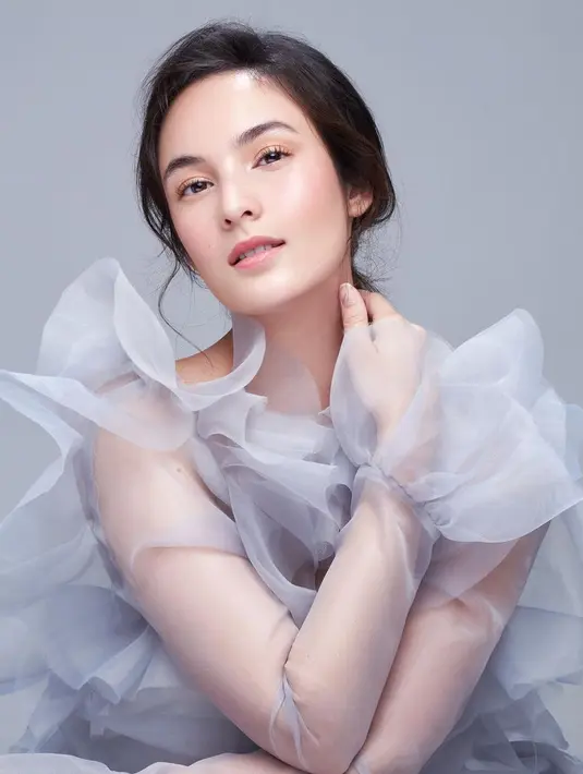 "Makin ke sini makin sadar memang terkadang di industri ini kita harus prioritasin mental health, tapi itu proses.  sampai sekarang trying to get it away from my side. Bukan nggak peduli, tapi kita harus prioritasin mental health," pungkas Chelsea Islan. (Instagram/chelseaislan)