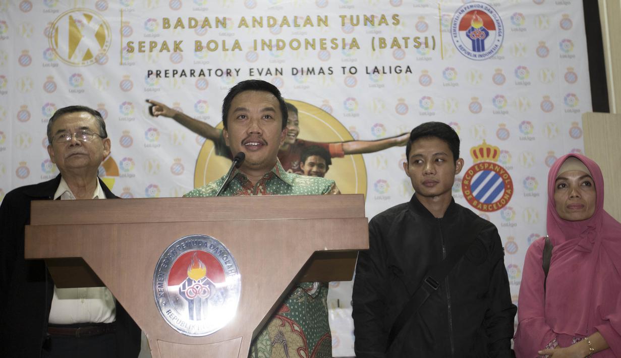 Menpora, Imam Nahrawi, menyampaikan sambutan guna melepas pesepak bola Indonesia, Evan Dimas berangkat ke Spannyol. Mantan pemain Persebaya itu akan bergabung dengan rival Barcelona, Espanyol. (Bola.com/Vitalis Yogi Trisna)