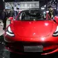 Sebuah mobil listrik Tesla Model 3 terlihat di area pameran Automobile selama gelaran Pameran Impor Internasional China (China International Import Expo/CIIE) ketiga di Shanghai, China timur, pada 6 November 2020. (Xinhua/Ding Ting)