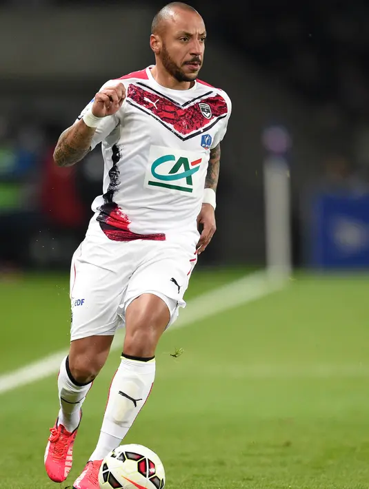 Julien Faubert saat berseragam Bordeaux melawan PSG 21 Januari 2015. Faubert akan menjalani tes medis dengan Borneo FC pada hari Kamis (18/1/2018) dan langsung meresmikan transfer tanda tangan kontrak. (AFP Photo/Martin Bureau)