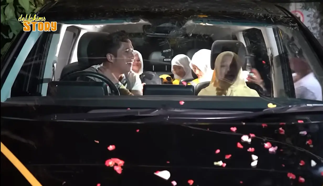 Hadiah mobil hitam besar ini  juga membuat Irfan Hakim kaget. Della mengungkapkan alasannya membelikan mobil  baru untuk ayahnya, karena mobil yang dipakai ayahnya sering mogok. [Youtube/deHakims Story]