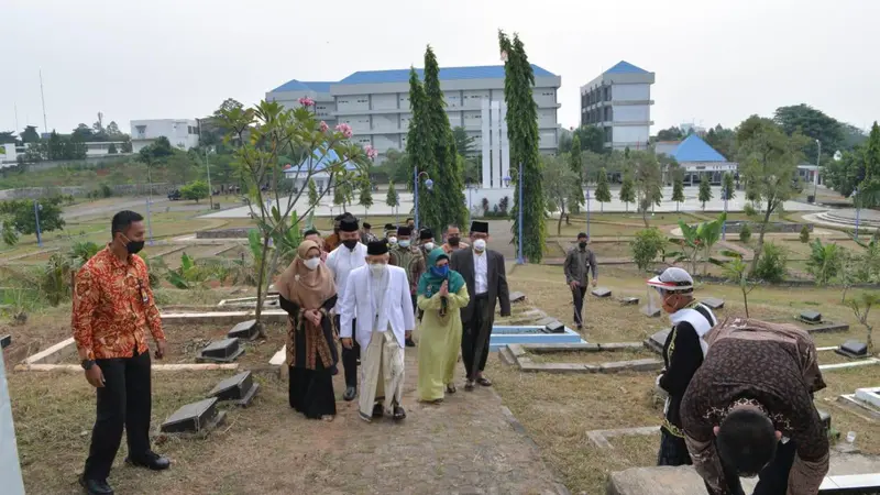 Wapres Ma'ruf Amin berziarah ke makam keluarga di Tangsel