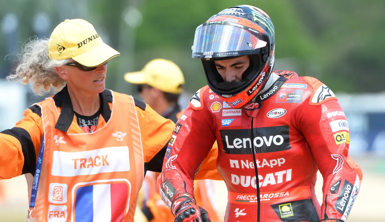 Usai disalip, Francesco Bagnaia yang memperkuat Ducati Lenovo berusaha mengambil alih pimpinan lomba dari Enea Bastianini. Namun ia malah terjatuh akibat terlalu melebar dalam menikung di tikungan ke-8. Francescio Bagnaia pun gagal meneruskan lomba akibat insiden tersebut. (AFP/Jean-Francois Monier)