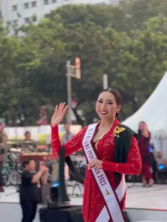 5th Runner Puteri Indonesia 2023 Patricia Bella mengenakan kebaya kutubaru merah dengan selendang hijau. [Instagram/dededal]