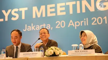 Dirut Bank BJB Ahmad Irfan (tengah), dan Direktur Keuangan Nia Kania, Pemimpin Divisi Treasury, M Asadi Budiman saat analyst meeting triwulan I di Jakarta, Jumat (20/4). BJB berhasil mencatat total aset Rp110,8 trilliun di awal tahun 2018. (Liputan6.com)