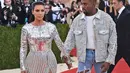 Mulai kabar perceraiannya dengan Kanye West, skandal video seks Kim Kardashian yang disebarkan oleh Kris Jenner, dan yang paling hangat North West bukan putri biologis dari Kanye. (AFP/Bintang.com)