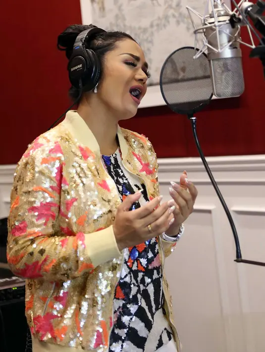 Berbeda dengan soundtrack pada film sebelumnya yang diisi oleh penyanyi Rossa. Pada kelanjutannya, Ayat-Ayat Cinta 2, film yang dibintangi Fedi Nuril itu soundtracknya diisi oleh diva Krisdayanti. (Deki Prayoga/Bintang.com)