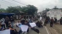 Massa aksi lawan dugaan pungli terhadap calon pekerja PT GSI Cikembar, Sukabumi blokade jalan provinsi (Liputan6.com/Fira Syahrin).