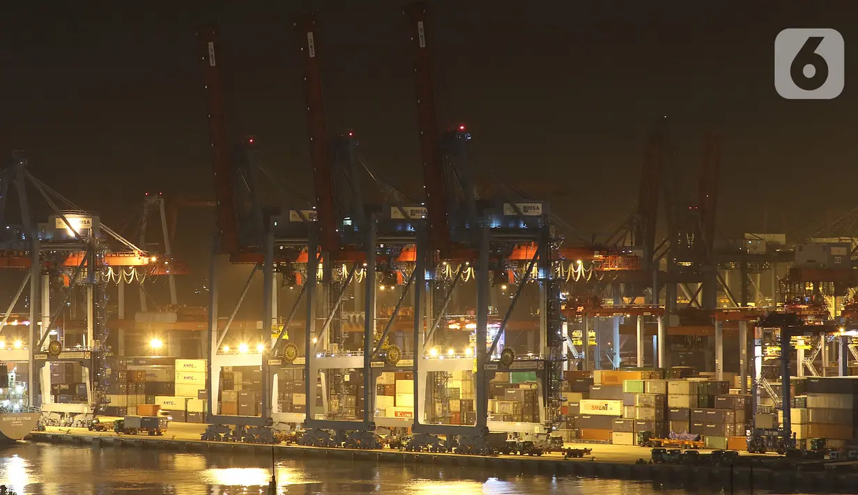 Suasana bongkar muat peti kemas di Pelabuhan Tanjung Priok, Jakarta, Kamis (14/11/2019). Menteri Keuangan Sri Mulyani Indrawati menargetkan pertumbuhan ekonomi Indonesia tahun 2020 mencapai 5,3%. (Liputan6.com/Herman Zakharia)