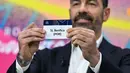 Mereka semua merupakan penghuni peringkat sembilan sampai 24. Tampak dalam foto, mantan pemain sepak bola Prancis dan duta Liga Champions UEFA, Robert Pires, mengangkat slip SL Benfica (POR) selama pengundian babak play-off fase gugur Liga Champions UEFA 2025-2026 di House of European Football, Nyon, Swiss pada 30 Januari 2026. (Harold CUNNINGHAM/AFP)
