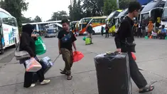 Penumpang bus Antar Kota Antar Provinsi (AKAP) saat tiba di Terminal Kampung Rambutan, Jakarta Timur, Rabu (25/3/2026). (Kapanlagi.com/Budy Santoso)