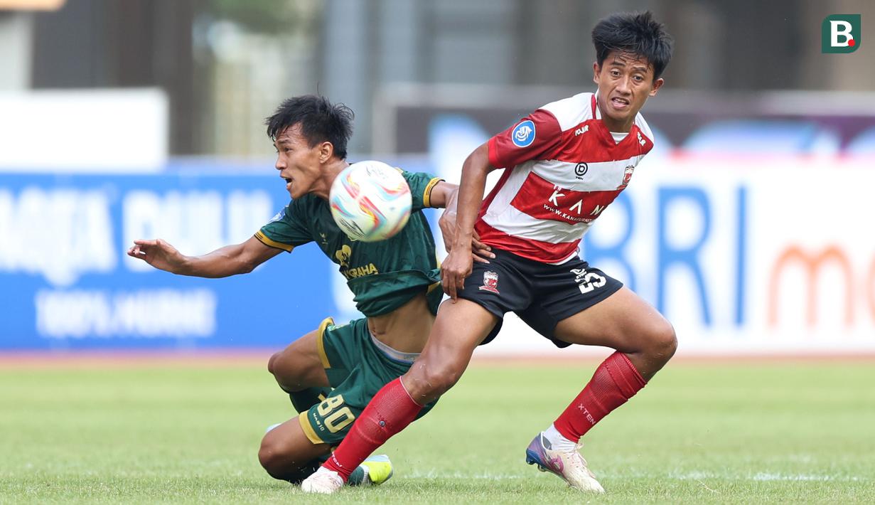 <p>Pemain Madura United, Bayu Gatra (kanan) berebut bola dengan pemain Persikabo 1973, Yudha Febrian, dalam laga pekan kesembilan BRI Liga 1 2023/2024 di Stadion Wibawa Mukti, Cikarang, Sabtu (19/8/2023). (Bola.com/Abdul Aziz)</p>