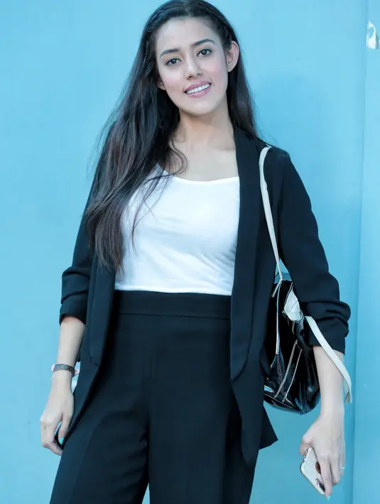 Sebagai perempuan, Fairuz A Rafiq berharap kembali mendapatkan pendamping hidup yang lebih baik dari kemarin. Hal itulah yang kini membuat ia lebih berhati-hati dalam mencari suami. (Adrian Putra/Bintang.com)