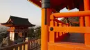 Wisatawan mengunjungi kuil Buddha Kiyomizu-dera di Kyoto, Jepang (31/10/2019). Kuil ini adalah situs Warisan Dunia UNESCO dan salah satu tempat wisata paling terkenal di Kyoto. (AP Photo / Aaron Favila)