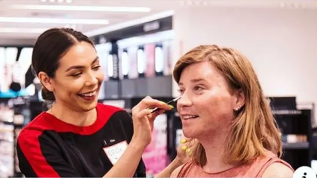 Toko Makeup Ini Buka Kelas Makeup untuk Transgender