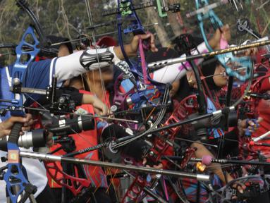 Para pepanah bersiap melepas busur panah saat Kejuaraan Nasional Panahan Prakualifiikasi PON XX /2020 di Lapangan Panahan Senayan, Jakarta, Senin (23/9). Seleksi ini diikuti oleh 516 peserta dan 30 provinsi. (Bola.com/Vitalis Yogi Trisna)