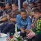 Menteri Kelautan dan Perikanan Sakti Wahyu Trenggono bertemu pendiri Starlink, Elon Musk, pada acara ujicoba layanan internet berbasis satelit LEO di Puskemas Pembantu Sumerta Kelod, Denpasar, Bali, Minggu (19/5/2024) sore. (Dok. KKP)