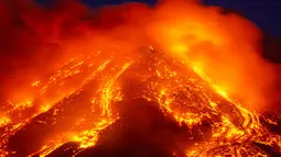 lahar panas menyembur dari Gunung Etna dekat Catania, Sisilia, Italia, Selasa (16/2/2021). Terakhir Gunung Etna mengalami erupsi pada Januari lalu. (AP Photo/Salvatore Allegra)