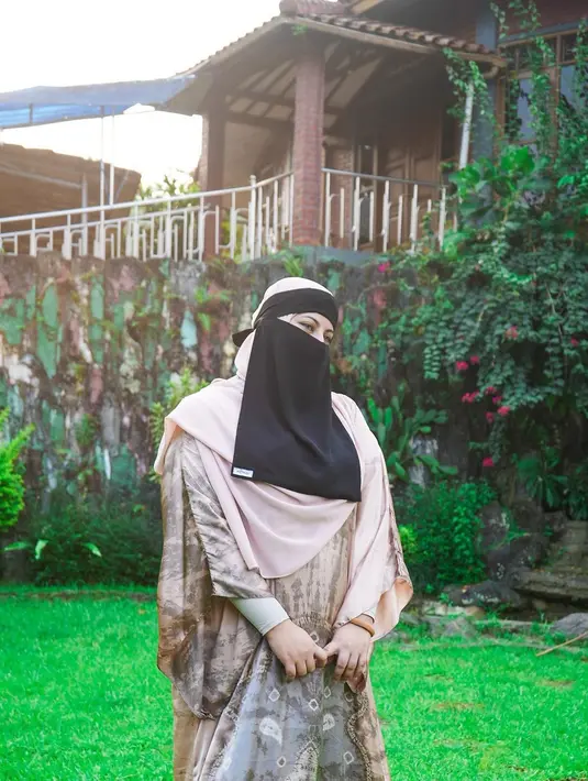 <p>Lewat postingan di media sosial Instagramnya, Tasyi Athasyia terlihat mengenakan khimar atau cadar. (FOTO: instagram.com/tasyiiathasyia/)</p>