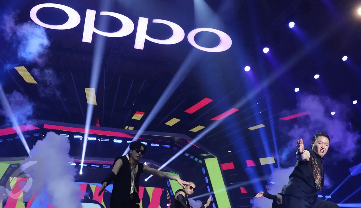 Aksi PSY saat menghibur penonton dalam acara Oppo Selfie Fest di ICE Tangerang, Banten, Kamis (24/11). Rayakan 3 tahun kesuksesan di Indonesia, Oppo gelar mega konser Oppo Selfie Fest, Dare To Dream. (Liputan6.com/Herman Zakharia)